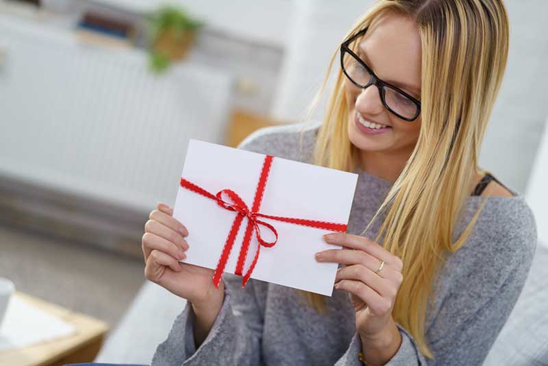 Frau mit Geschenkgutschein 